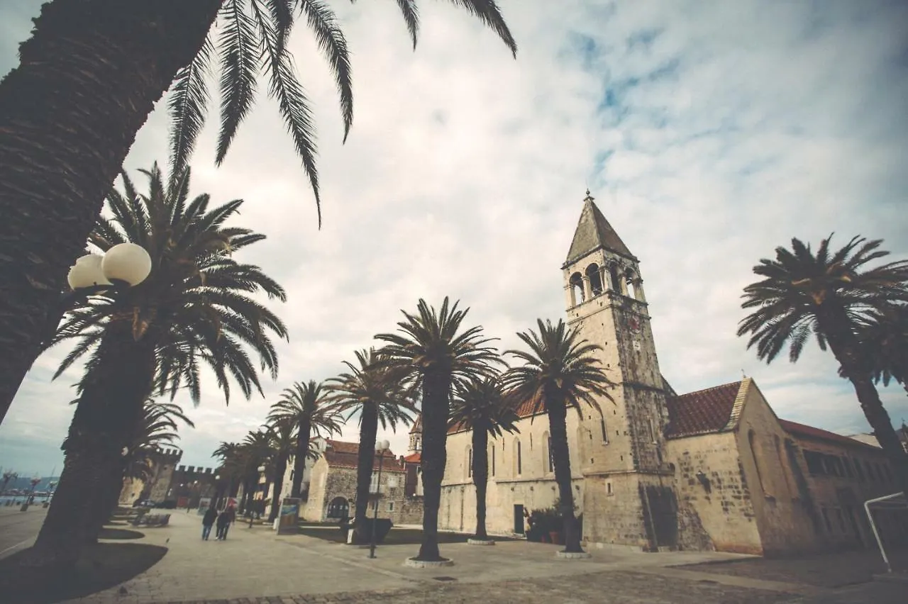 Villa Luna Trogir 3*,